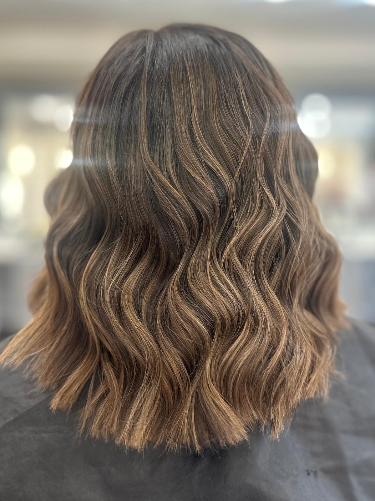 Foto lavorazione su donna con capelli castani