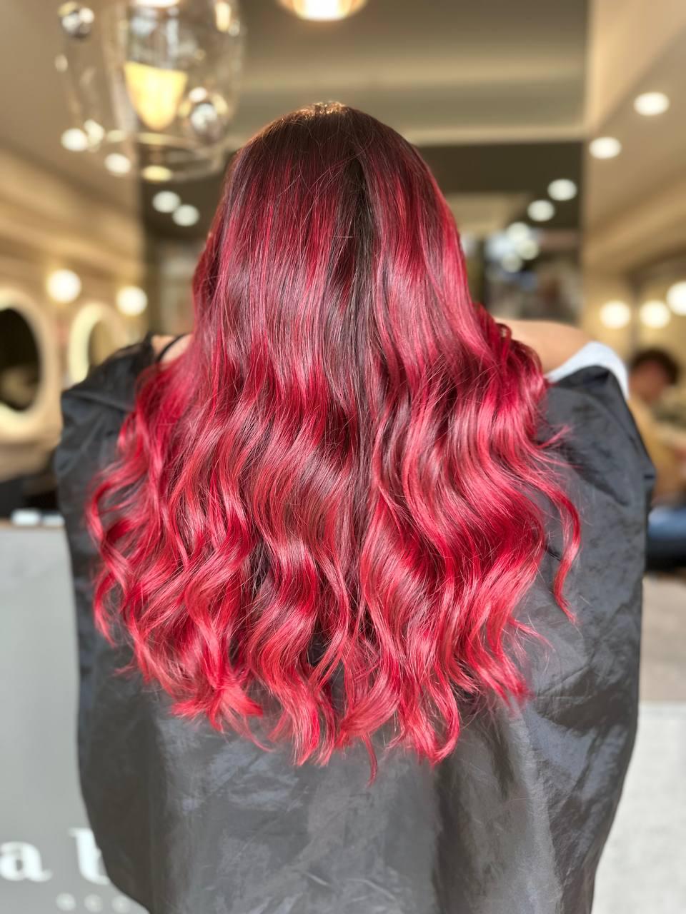Foto lavorazione su donna con capelli rossi tinti
