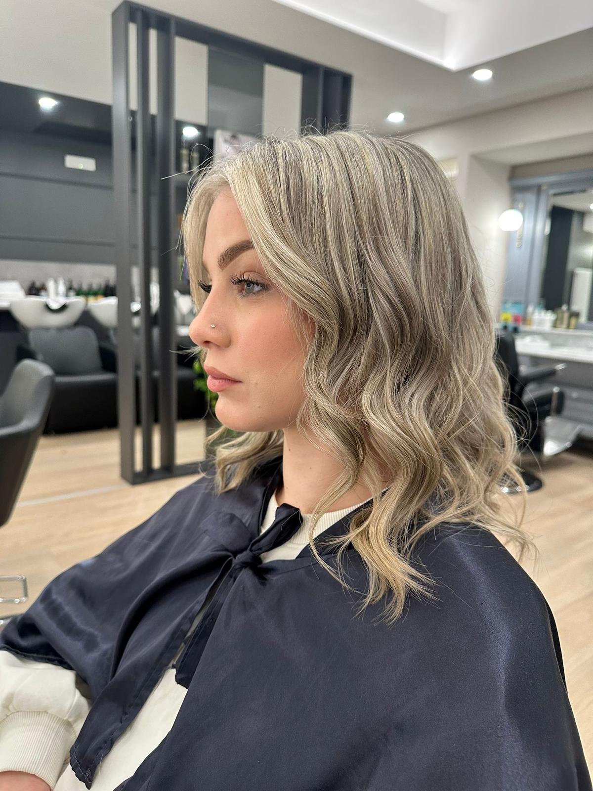 Foto lavorazione su donna con capelli biondi