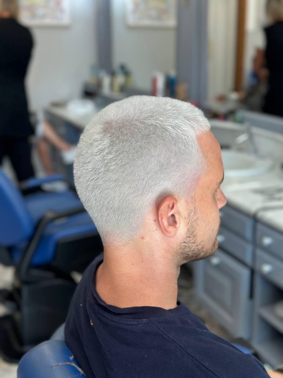 Foto lavorazione su uomo con buzz cut tinto bianco / giallo