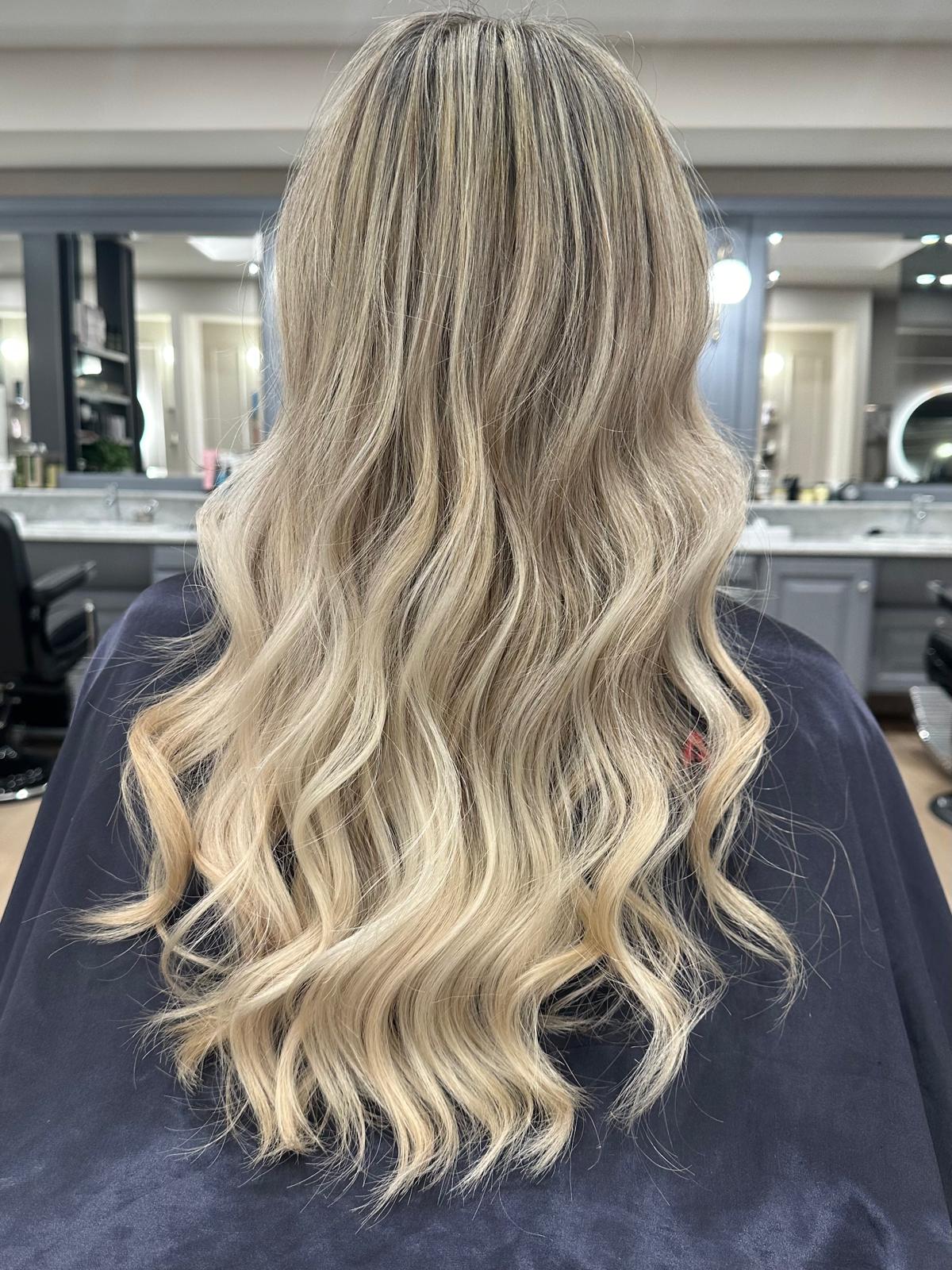 Foto lavorazione su donna con capelli biondi