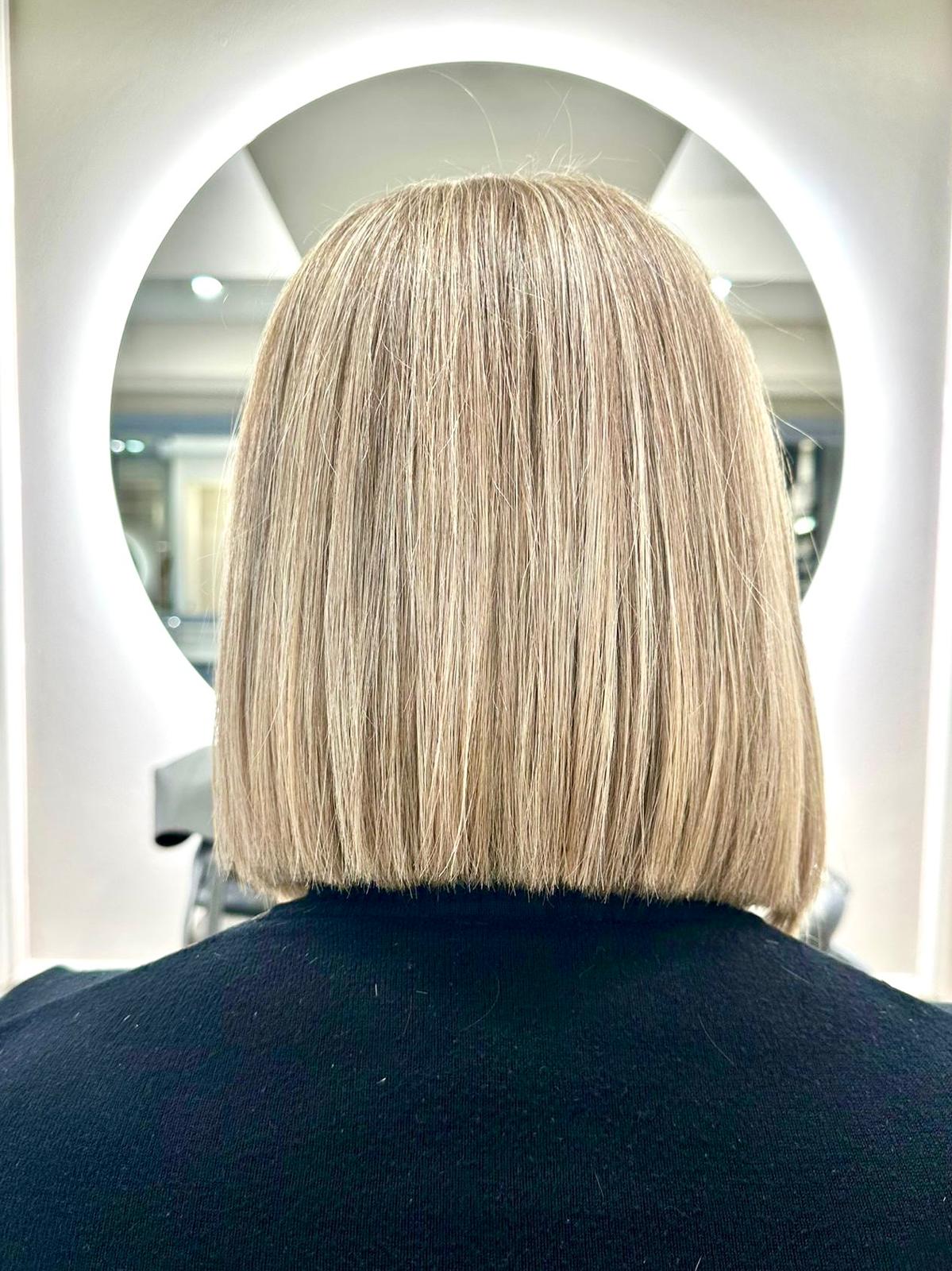 Foto lavorazione su donna con capelli biondi e a caschetto