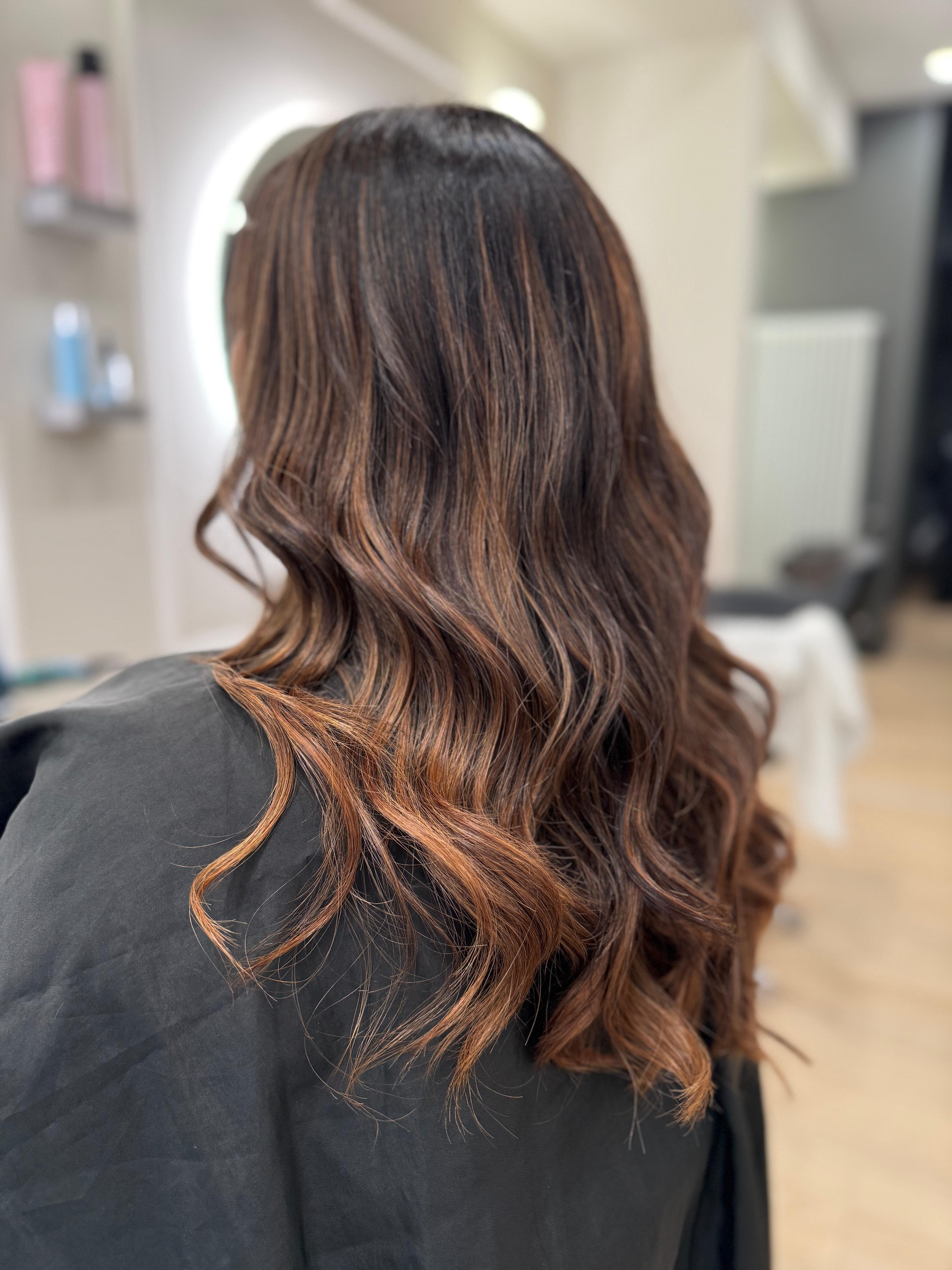 Foto lavorazione su donna con capelli castani scalati